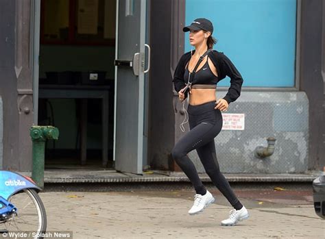 Bella Hadid Flaunts Taut Tummy For New York Run Daily Mail Online