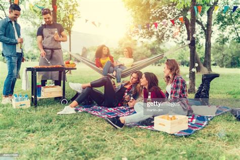 Freunde Genießen Ein Picknick Mit Grillen Im Park Stock Foto Getty Images