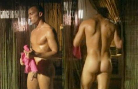 Pablo Puyol completamente desnudo muestra el pene en centímetros