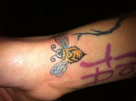 Bee Tattoos Design Ideas And Meaning Tatring