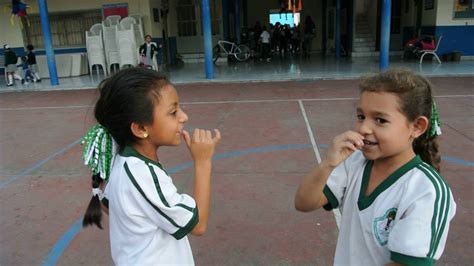 Al darse la vuelta debías estar. JUEGOS DE MANOS, que pueden aprender todos los niños