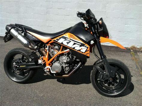 As for stopping power, the ktm 950 supermoto r braking system includes double disc size 305 mm (12.0 inches) at the front and single disc size 240 mm (9.4 inches). 2007 KTM 950 Supermoto - Moto.ZombDrive.COM