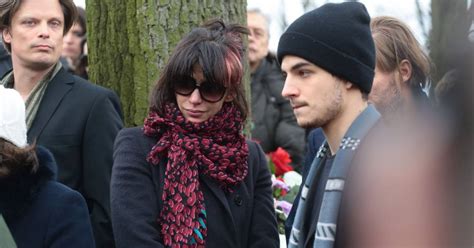 Sophie Marceau assiste avec son fils de ans Vincent aux obsèques d Andrzej Zulawski à Gora