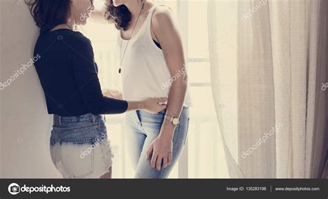 lesbisches paar verbringt zeit miteinander stockfotografie lizenzfreie fotos © rawpixel