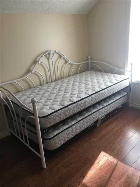 This metal trundle bed just screams girly with its classic and solid style. Popup Trundle bed, 2 twin beds, mattress included Saanich ...