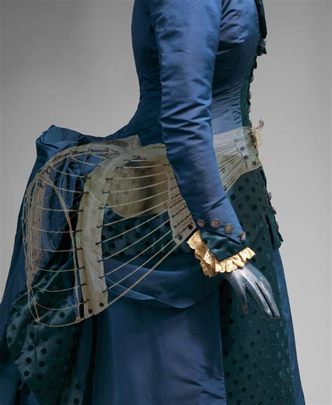 The Hustle And Bustle Of Victorian Life — A 5 Minute Guide To The Bustle Dress 5 Minute History