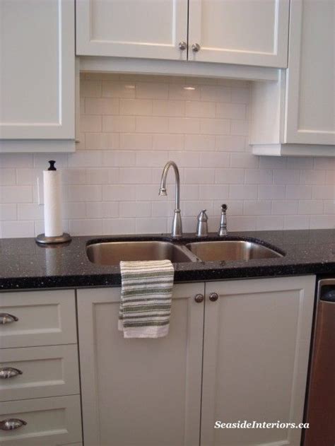 In addition, using white for the backsplash also makes the atmosphere bright. subway tile, black countertop, white cabinets... I really ...