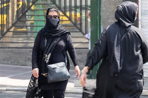 إغلاق 3 مقاه في إيران لاستقبالها نساء غير محجبات اندبندنت عربية