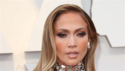 Jennifer Lopez Flaunts Abs In Tiny Pink Bikini On The Hustlers Set