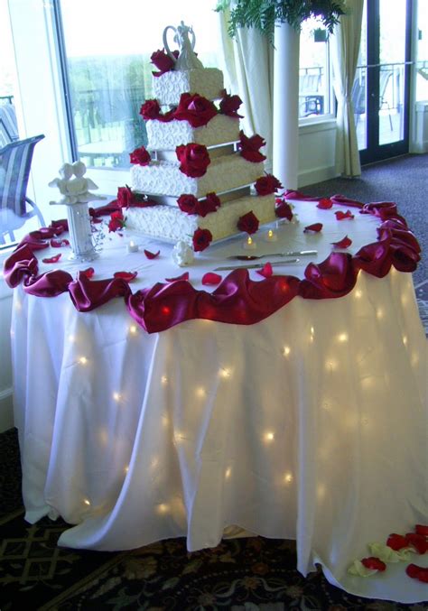 Elegant Wedding Cake Table Decoration Matched With Lovely Red Roses