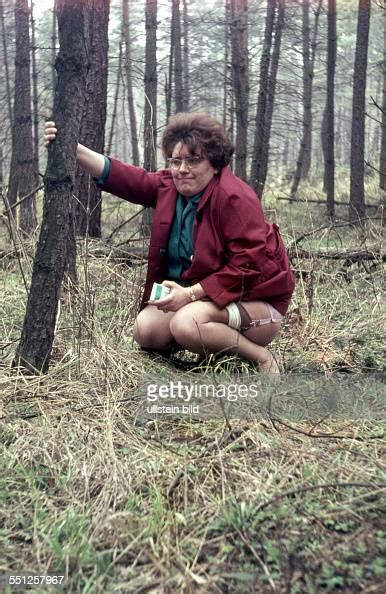 Ger Ca 1958 Frau Im Wald Beim Pinkeln Fotografía De Noticias Getty