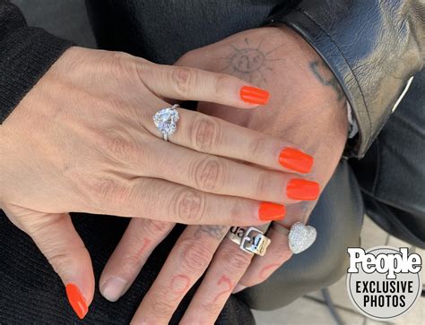 Avril Lavigne Is Rocking A Heart Shaped Diamond Ring Do Amore