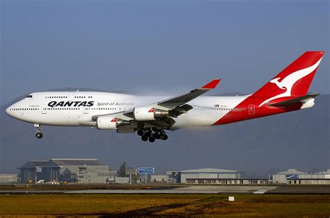 Qantas Boeing 747 400er Approaching To Land Aircraft Wallpaper