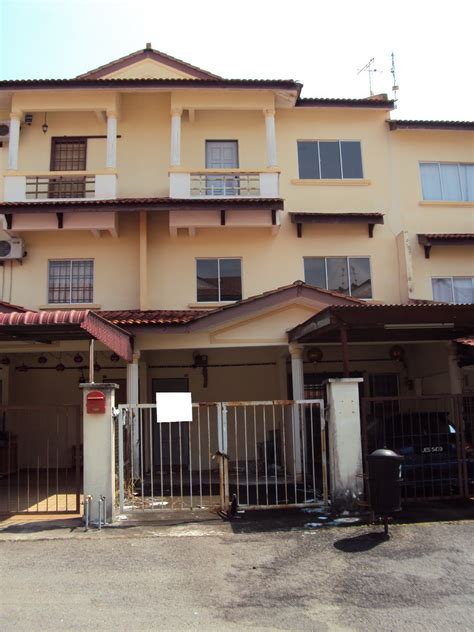 In this video, we are showing you a house to rent on our speedhome platform rent your next dream house on our home rental website and home rental app. .: Freehold Tmn Bkt Cheng 1.5-Storey Town House RM 63K
