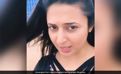 Divyanka Tripathi Angry On Man Who Throwing Pooja Material In Ocean Video Viral समुद्र में