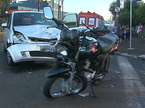 g1 colisão entre carro e moto deixa jovem ferido em ribeirão preto notícias em ribeirão e franca