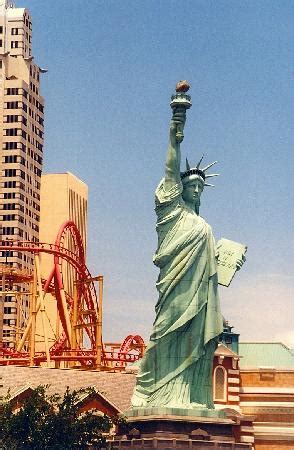 Schöpfer der statue of liberty war der bildhauer frédéric auguste bartholdi aus colmar. Hotel New York Las Vegas Freiheitsstatue - Picture of New ...