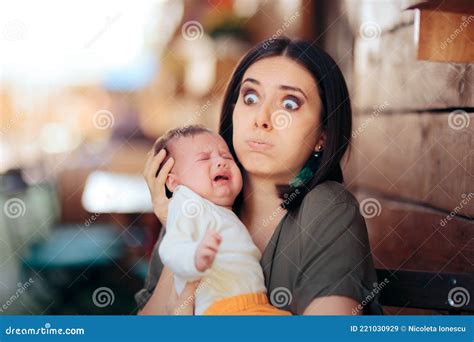 Mamá Estresada Sosteniendo A Un Bebé Llorando Tratando De Consolarlo