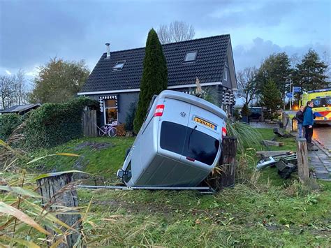 Fotonieuws Bestelbus Vliegt Over De Kop In Hantum W Ldnet