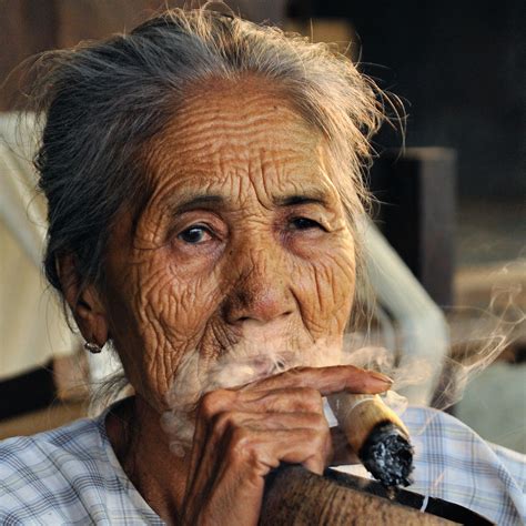 Old Smoking Lady Foto And Bild Portrait Portrait Frauen Outdoor