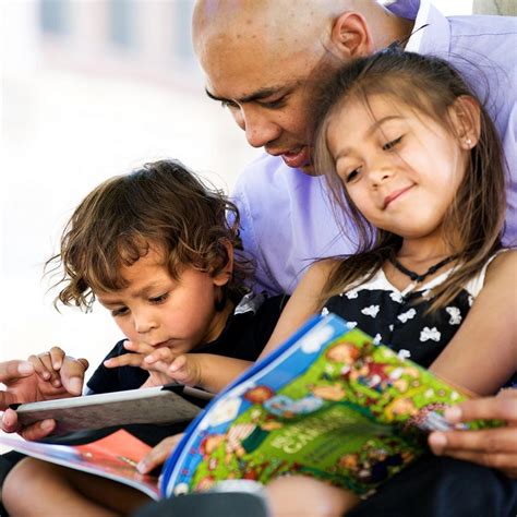 Padre Leyendo Con Sus Hijos Imágenes Y Fotos