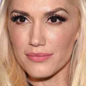 Gwen Stefani Without Makeup Is Somewhat Unrecognizable But Lets Give