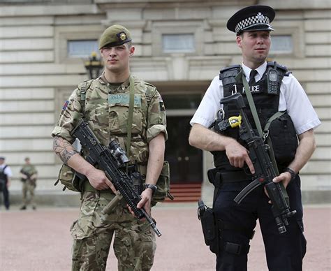 Soldiers Arrive On The Streets Of London After Terror Threat Level