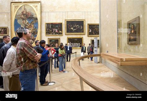 Paris Museum Visitors Viewing The Mona Lisa At The Louvre Stock Photo