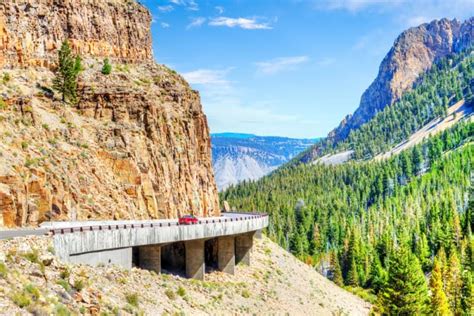 A Guide To The Grand Loop Road Yellowstone National Park Discovering