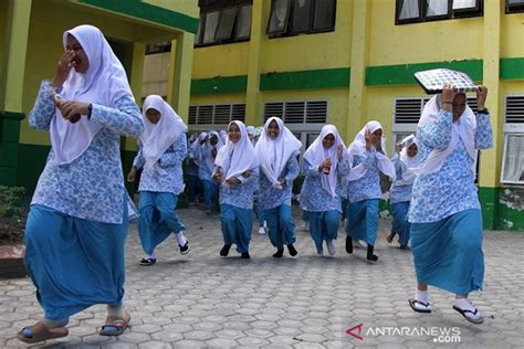 Gempa bumi pertama di awal tahun ini terjadi pada hari rabu, 1 januari 2020 yang terjadi di daerah kairatu menurut informasi dari badan meteorologi, klimatologi, dan geofisika (bmkg), gempa. BMKG kenalkan siswa tentang gempa bumi dan mitigasi ...
