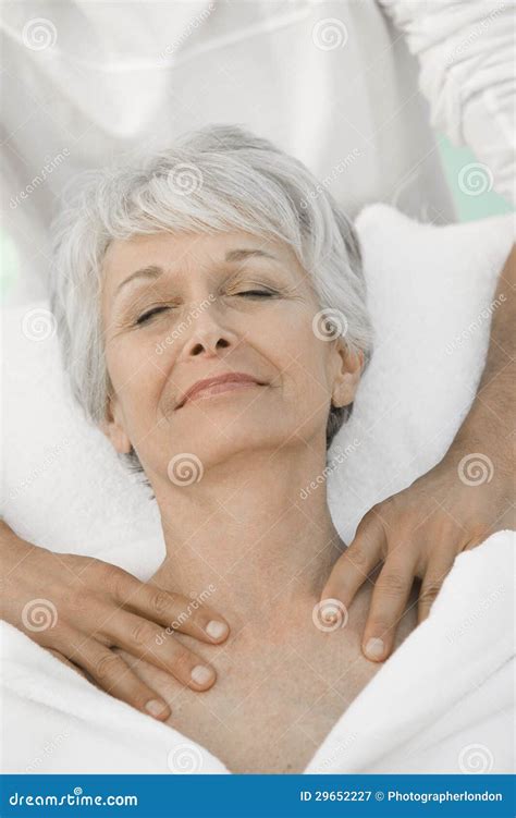 Vrouw Die Schouder Van Massage Genieten Stock Afbeelding Image Of Latijns Masseur 29652227