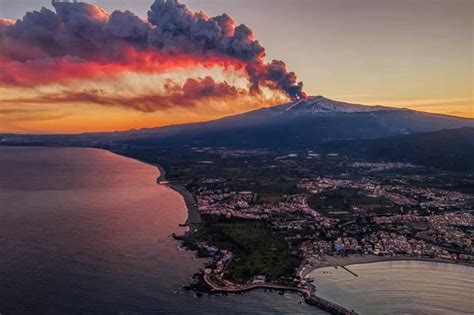 Mount Etna Spews Smoke And Ash In Spectacular New Eruption Metro News