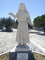Imagen de la beata Francisca Marto en el frente de la Parroquia de ...