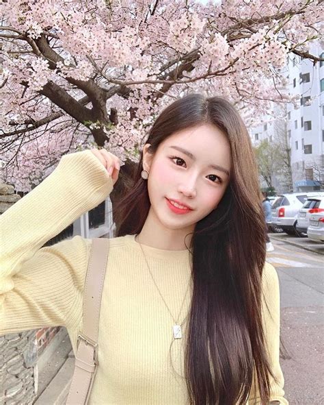 your dear instagram 「머리가 언제 또 이렇게 길어졌지🤔 서울 벚꽃 꽃구경」 gadis cantik asia gadis cantik