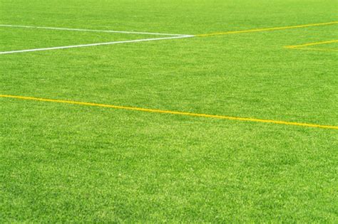 Vectorafbeelding bovenaanzicht van atletiekbaan en voetbalveld kan worden gebruikt voor persoonlijke en commerciële doeleinden in overeenstemming met de voorwaarden van de aangeschafte rechtenvrije licentie. Witte lijnhoek op het groene voetbalveld | Premium Foto