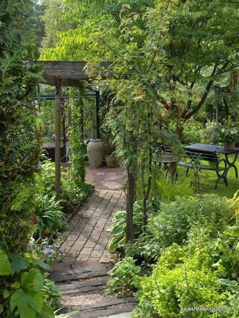 40 Beautiful Shady Gardens Design Ideas In 2020 Cottage Garden