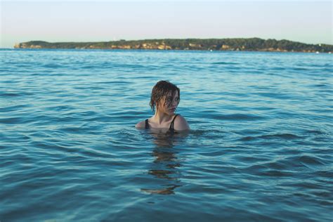 Fotos gratis mar agua Oceano horizonte niña mujer lago vacaciones piscina nadando