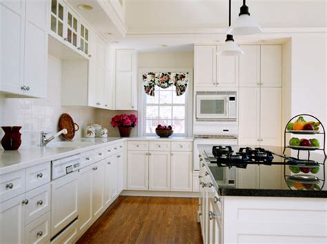 The main cabinets are simply white paneled cabinets with vertical wood slats, but the star of this kitchen would be the matching vintage kitchen stove and refrigerator which has silver chrome and blue chrome finish. White Kitchen Cabinets with White Appliances