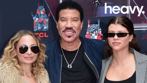 Lionel Richies Famous Daughters Go Wild At Final Concert
