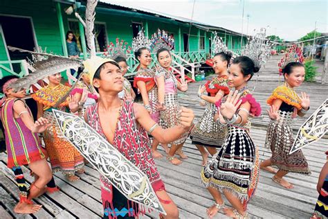 Known as the 'living museum', the cultural village was set up to preserve and showcase sarawak's cultural heritage. Kampung Budaya Sarawak :): Tarian Kaum Iban