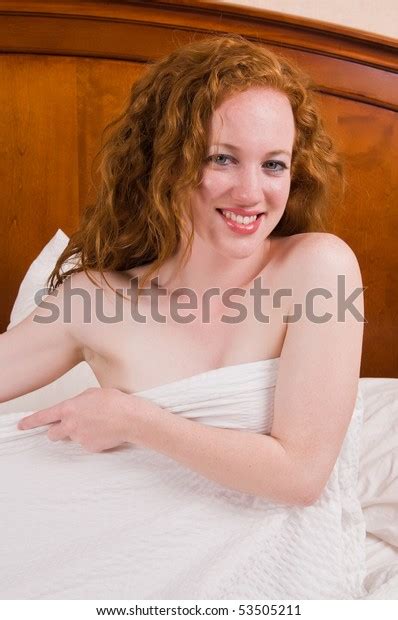 Pretty Pale Redhead Sitting Nude Bed库存照片53505211 Shutterstock