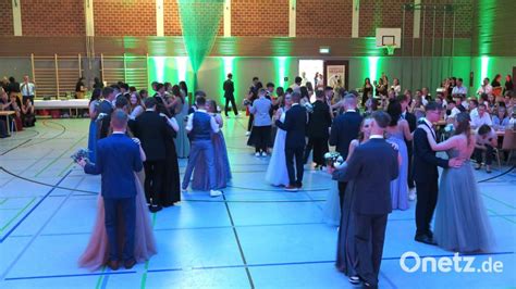 22 Paare Beim Abschlussball Der Mittelschule In Kemnath Onetz