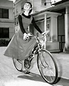 22 Interesting 1950s Classic Photos of Hollywood Actresses Ride Their ...