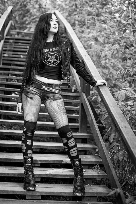 Pin By Skyediamond On Goth Vampire Black Metal Girl Metal Girl Metalhead Girl