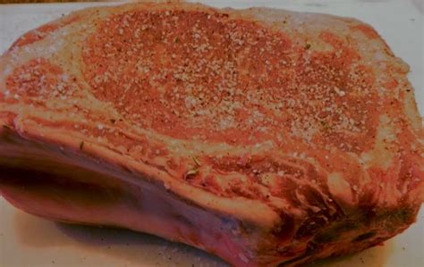 1 rinse the roast under cold water, pat dry with paper towels, and place on a cutting board. You Can Make This!: Dry aged Standing Rib Roast/Prime Rib