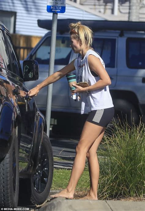 Model Elyse Knowles Goes Barefoot In Byron Bay And Shows Off Her Slender Legs In Tiny Shorts