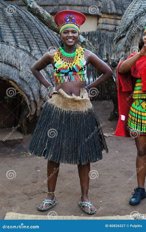 mujer del zulú que lleva la ropa hecha a mano en el pueblo cultural de lesedi fotografía