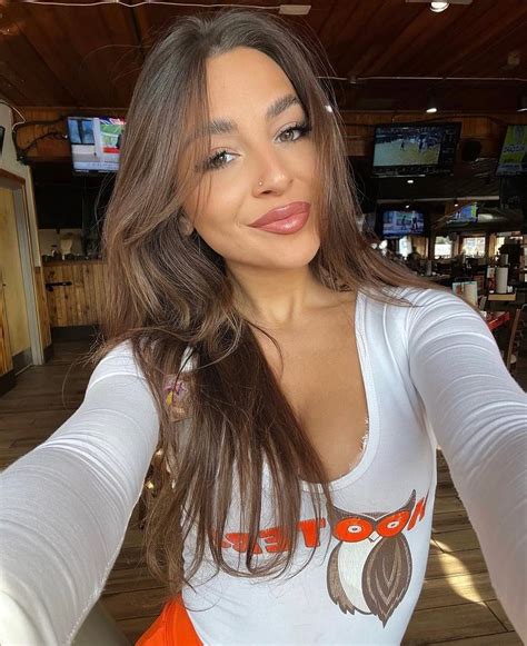 Sexy Waitress Annabelle Rhooters