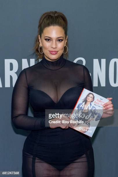 Ashley Graham Book Signing For A New Model Photos Et Images De Collection Getty Images