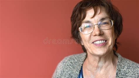 Retrato De Una Anciana Sonriente Feliz Sobre Fondo Rojo Oscuro Foto De